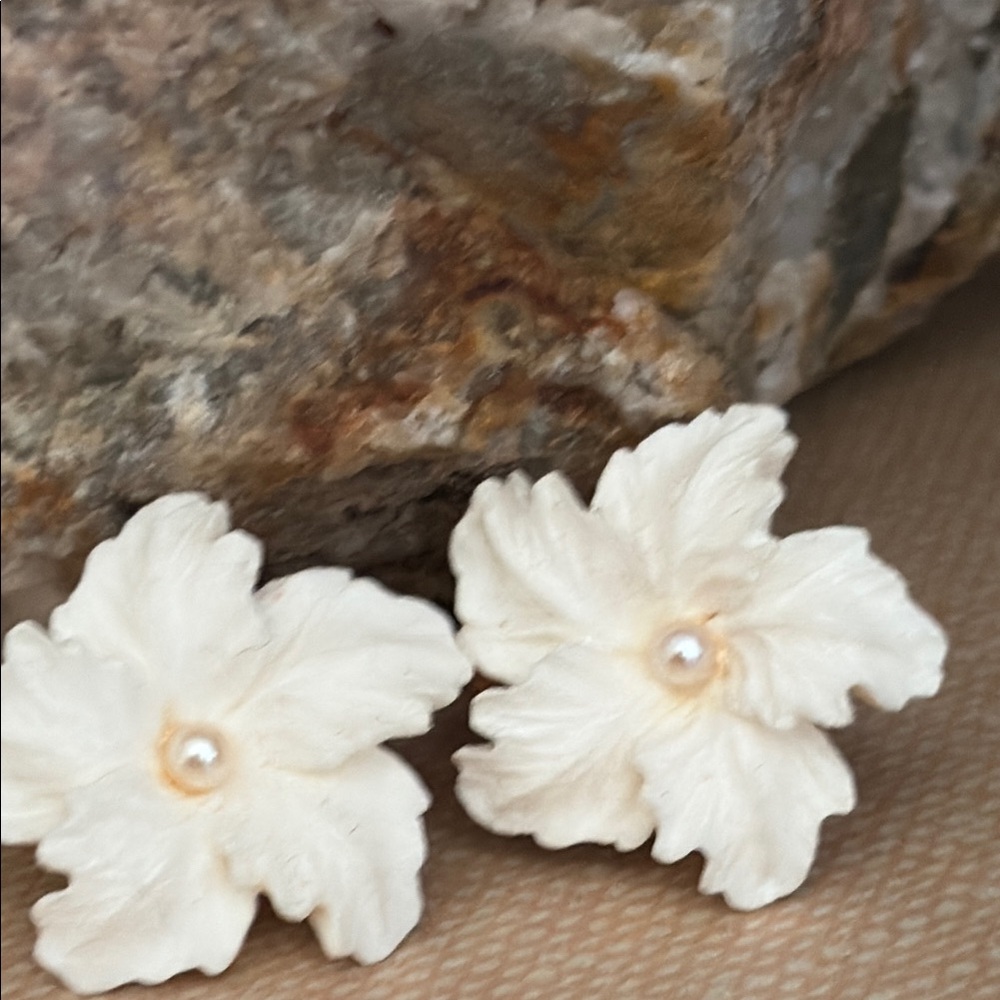 Avon Vintage 80s Soft White Pearl Centre Poinsettia ClipOn Earrings NIB 54 - Picture 9 of 14